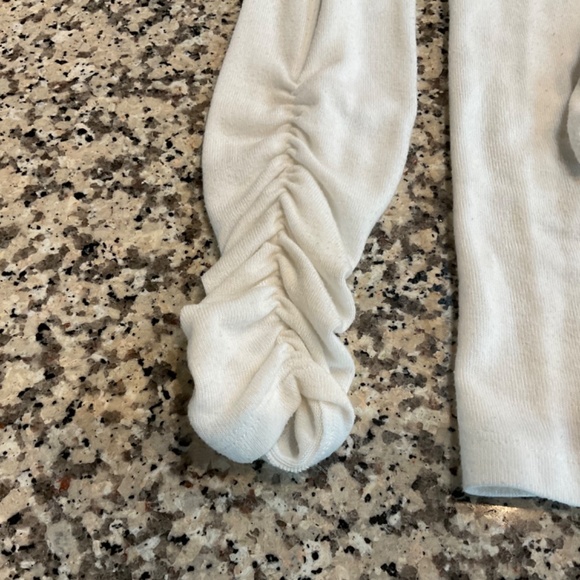 Cmm soft material, ruffled sweater. Ruched sleeves. Cream color. Size M - Picture 5 of 9